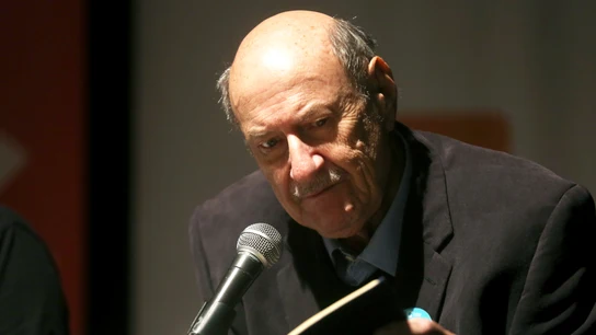 Muere a los 84 años el escritor chileno Antonio Skármeta, autor de 'El cartero de Neruda' Fotografía de archivo del 21 de abril de 2017 del escritor chileno Antonio Skármeta, participando en una maratón de lectura ininterrumpida de la obra del escritor español Miguel de Cervantes Saavedra, el icónico "Don Quijote de la Mancha", en Santiago (Chile).