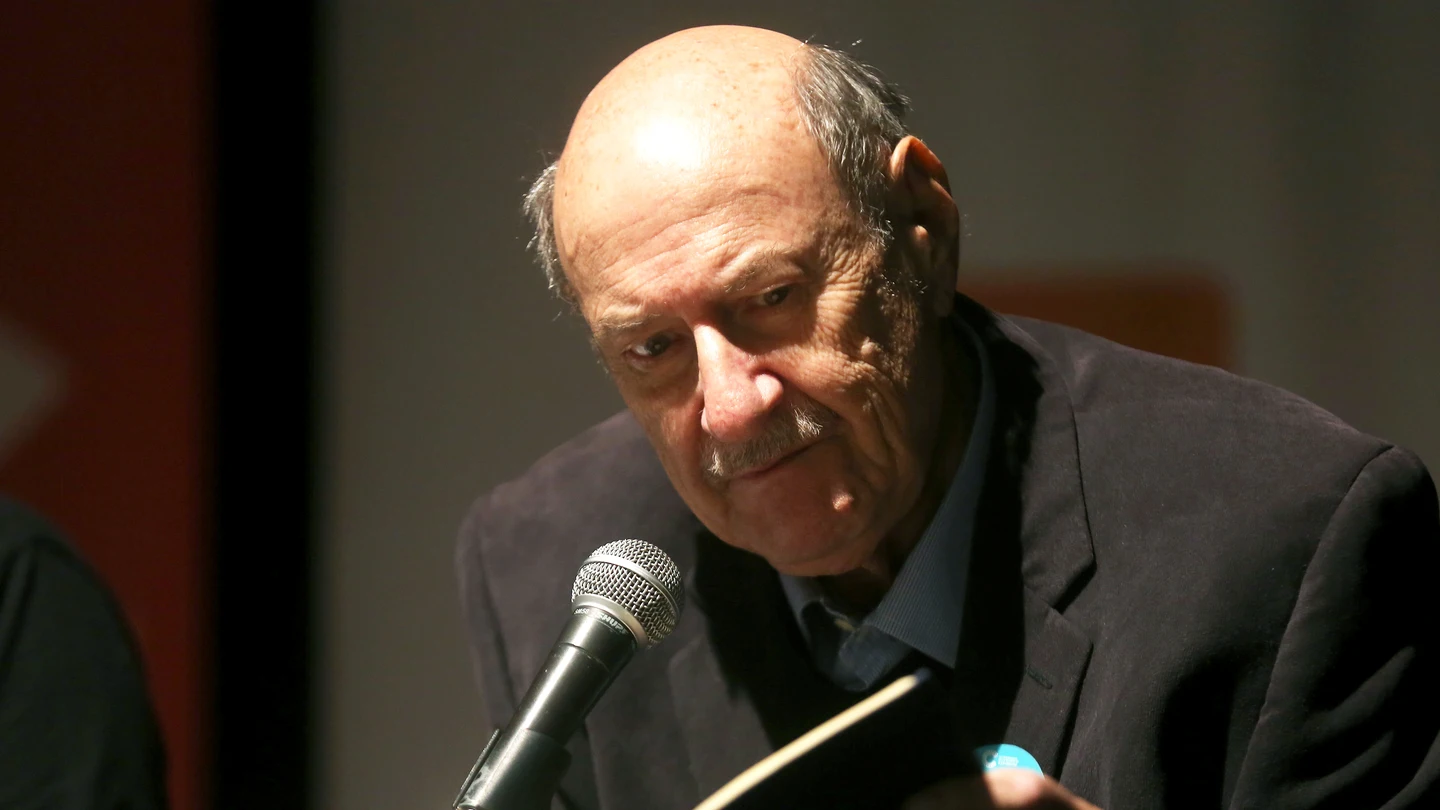 Muere a los 84 años el escritor chileno Antonio Skármeta, autor de 'El cartero de Neruda' Fotografía de archivo del 21 de abril de 2017 del escritor chileno Antonio Skármeta, participando en una maratón de lectura ininterrumpida de la obra del escritor español Miguel de Cervantes Saavedra, el icónico "Don Quijote de la Mancha", en Santiago (Chile).