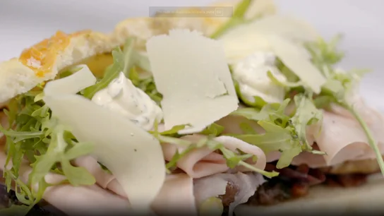 Focaccia de berenjena en escabeche, mortadela y mahonesa de piparras para 'El italiano' Focaccia de berenjena en escabeche, mortadela y mahonesa de piparras para 'El italiano'