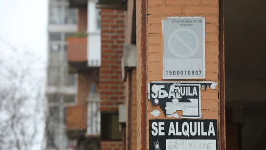 Varios carteles de 'Se Alquila' en la pared de un edificio. Varios carteles de 'Se Alquila' en la pared de un edificio.