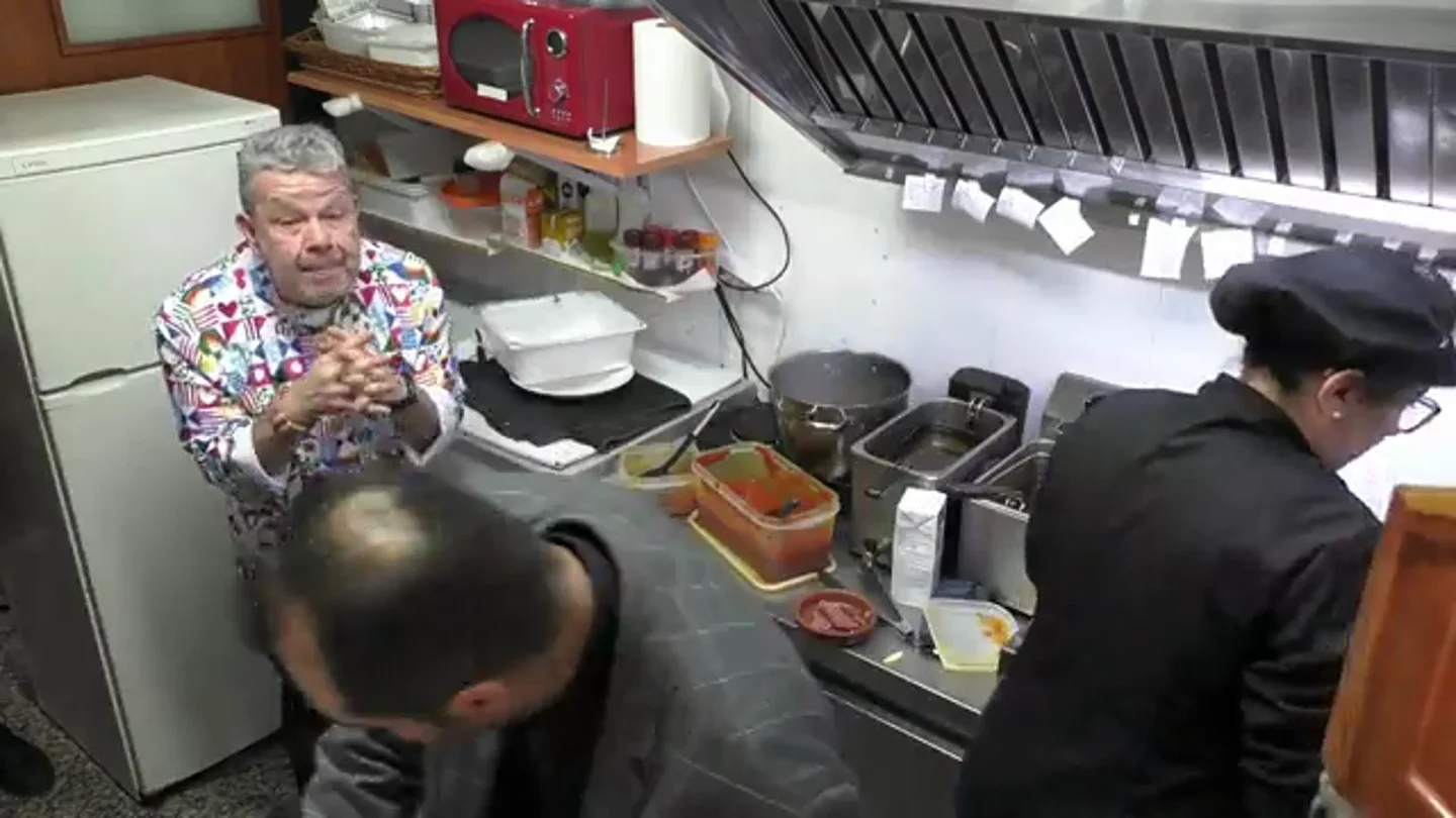 Chicote, al dueño de 'El italiano' tras tirar comida a la basura:"¡Haz algo en positivo en vez de cagarte en la p***!" Chicote, al dueño de 'El italiano' tras tirar comida a la basura:"¡Haz algo en positivo en vez de cagarte en la p***!"