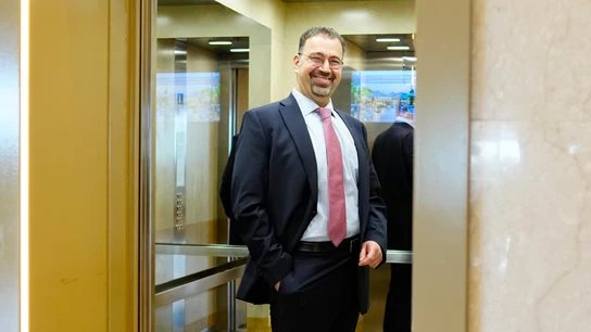 El economista Daron Acemoglu, premio Nobel de Economía 2024, tras conocerse el galardón de la Academia Sueca. El economista Daron Acemoglu, premio Nobel de Economía 2024, tras conocerse el galardón de la Academia Sueca.