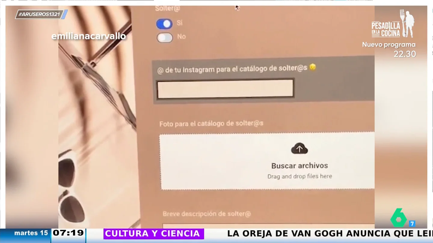 Una joven tiene que rellenar un formulario para ir de boda porque los novios van a hacer un catálogo de solteros Una joven tiene que rellenar un formulario para ir de boda porque los novios van a hacer un catálogo de solteros