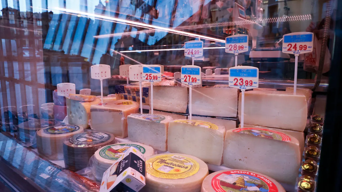 Imagen de archivo de un puesto de alimentos en un mercado. Imagen de archivo de un puesto de alimentos en un mercado.