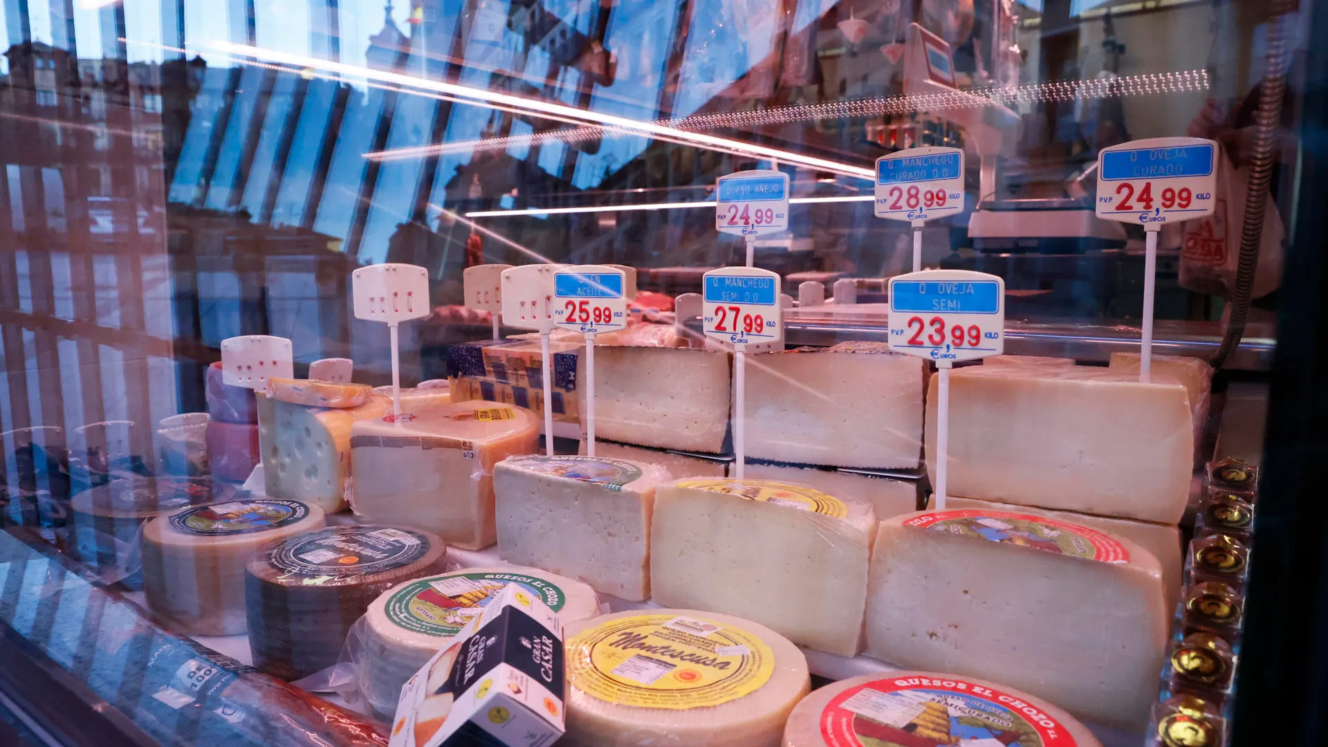 Imagen de archivo de un puesto de alimentos en un mercado.