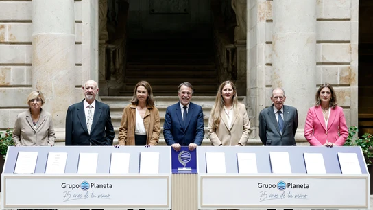 El presidente del Grupo Planeta, José Creuheras (c), junto a los miembros del jurado, durante la presentación del LXXIII Premio Planeta El presidente del Grupo Planeta, José Creuheras (c), junto a los miembros del jurado, durante la presentación del LXXIII Premio Planeta