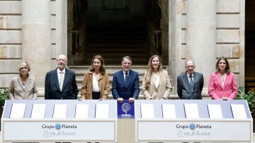 El presidente del Grupo Planeta, José Creuheras (c), junto a los miembros del jurado, durante la presentación del LXXIII Premio Planeta