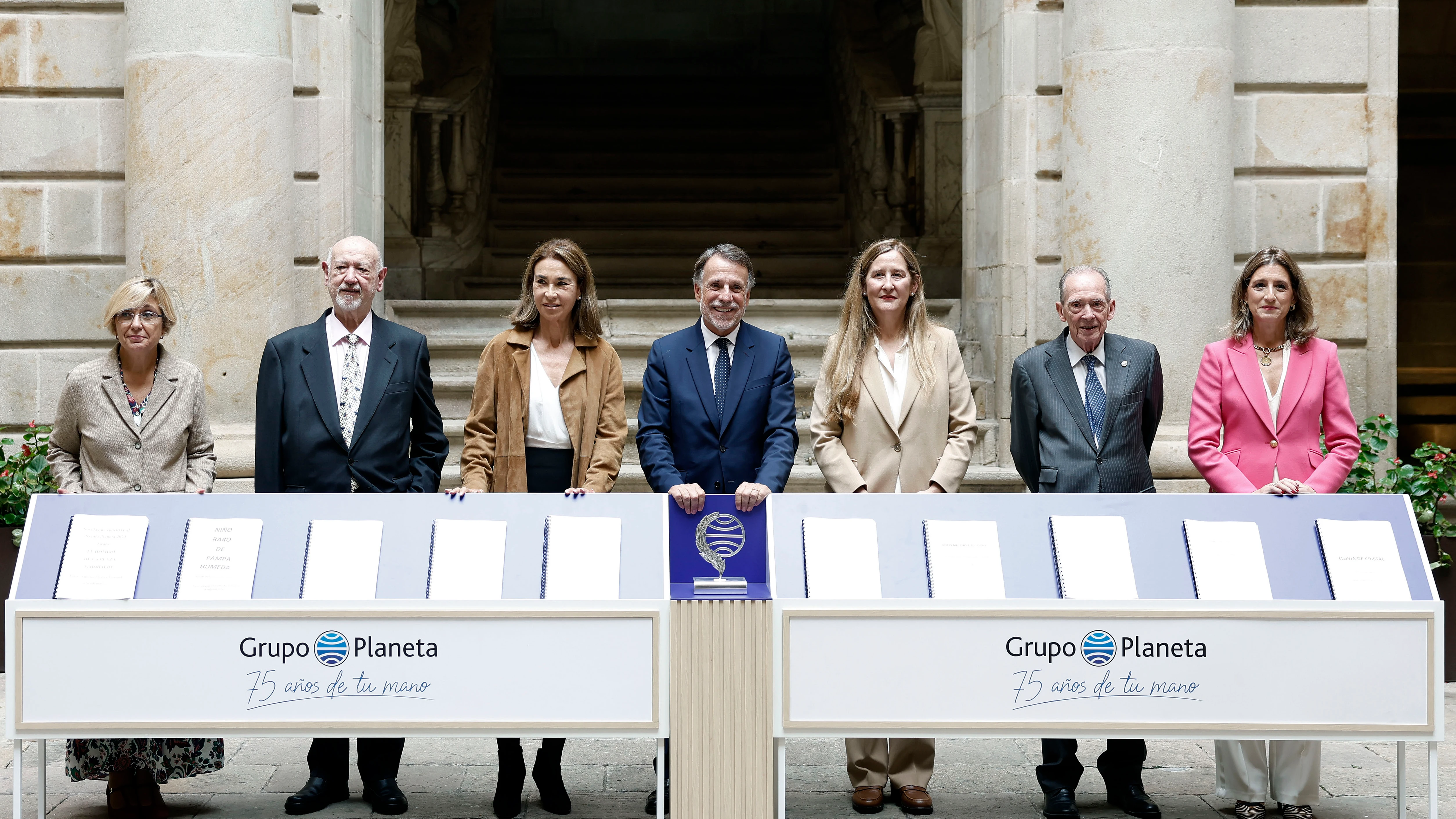 El presidente del Grupo Planeta, José Creuheras (c), junto a los miembros del jurado, durante la presentación del LXXIII Premio Planeta