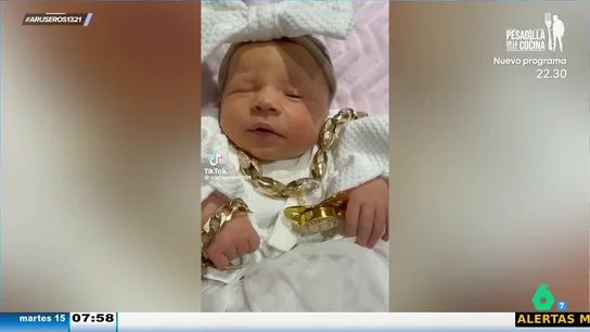 Una recién nacida se viraliza por utilizar unas cadenas de oro más grande que ella: "Pobre criaturita" Una recién nacida se viraliza por utilizar unas cadenas de oro más grande que ella: "Pobre criaturita"