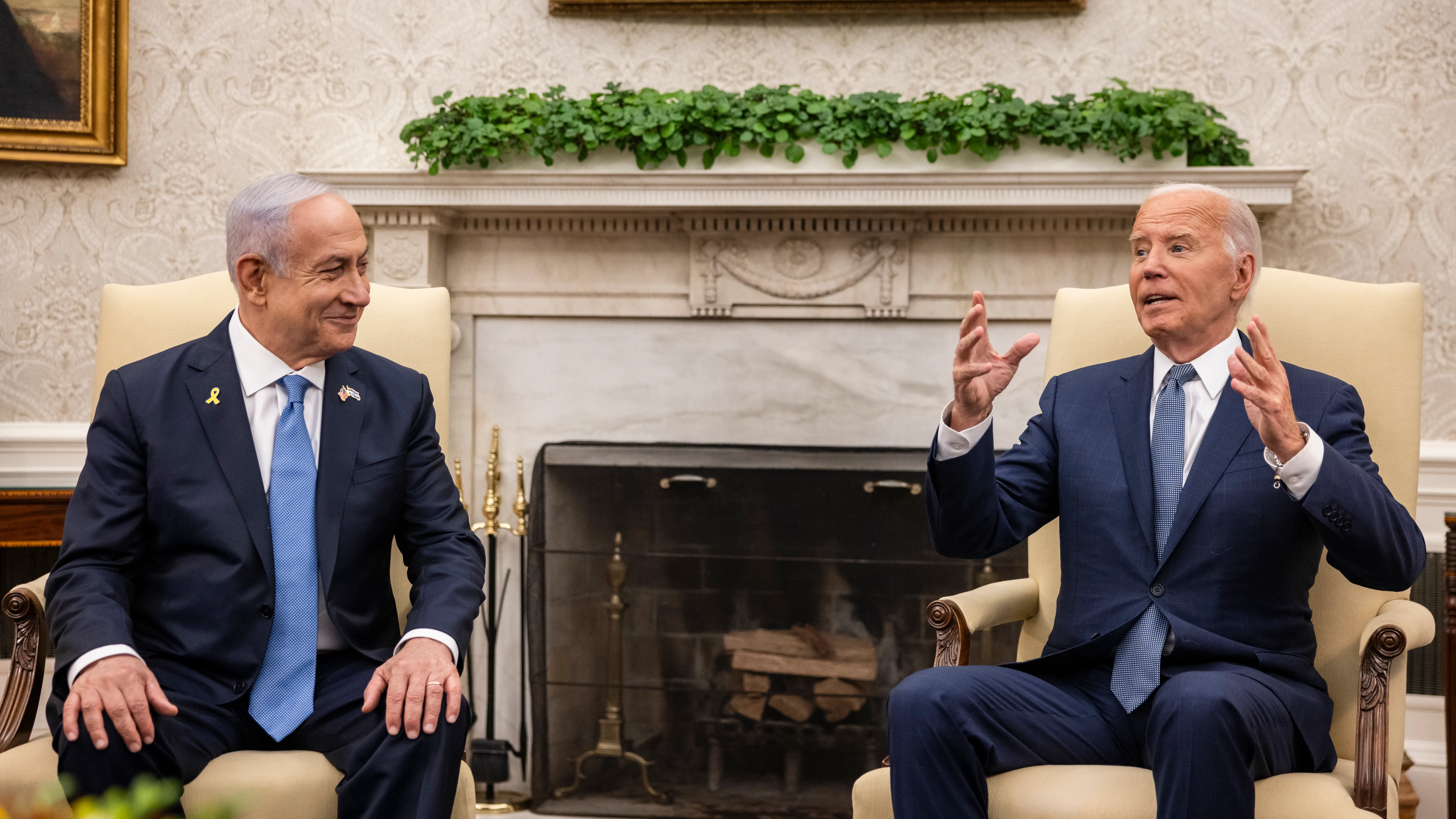 El primer ministro de Israel, Benjamin Netanyahu (i), habla con el presidente de EE.UU., Joe Biden (d), este 25 de julio de 2024, en la Casa Blanca, en Washington.