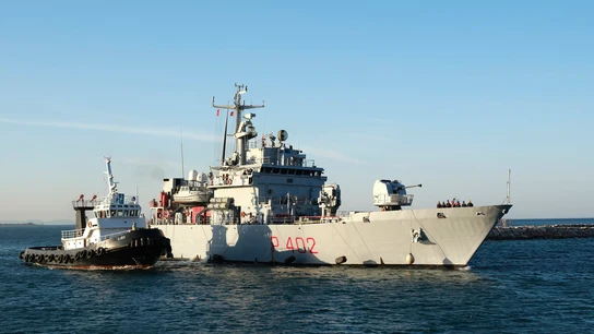 El barco de la marina italiana con los migrantes deportados a Albania El barco de la marina italiana con los migrantes deportados a Albania