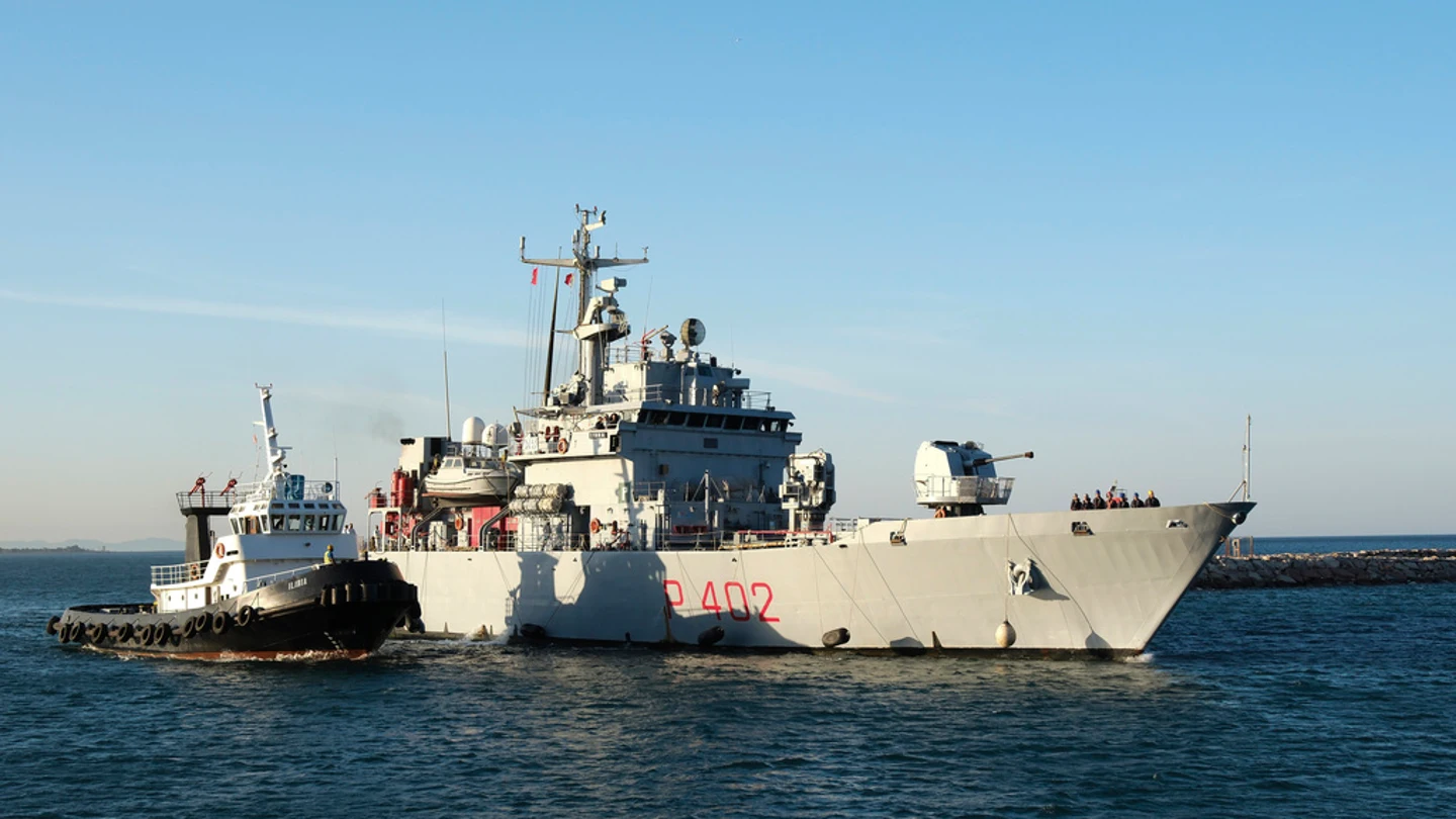El barco de la marina italiana con los migrantes deportados a Albania El barco de la marina italiana con los migrantes deportados a Albania