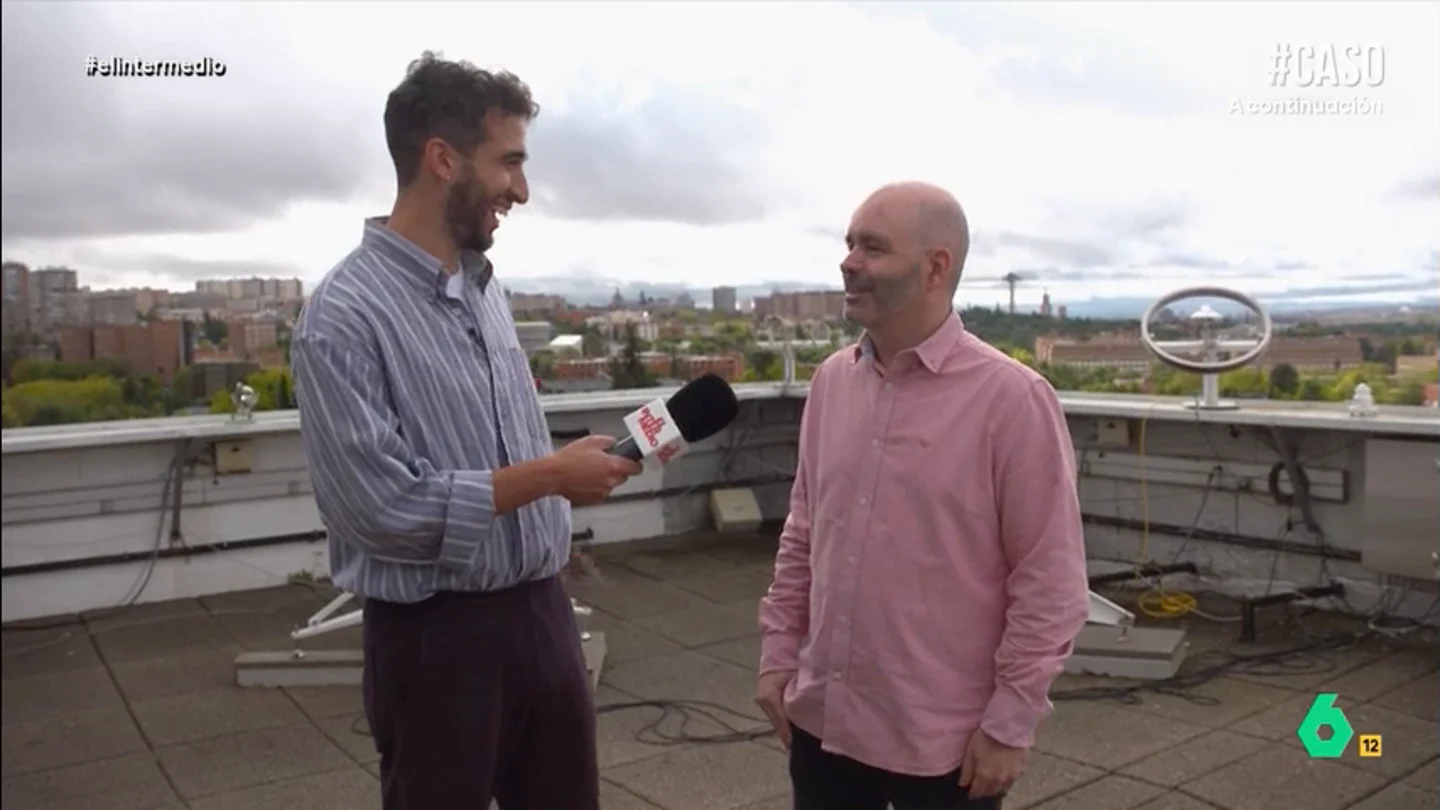 Un meteorólogo de la AEMET desvela a Isma Juárez cuál es la mejor manera de comprobar si llueve: "Salir y mojarte" El reportero ha intentado interpretar uno de los mapas de la Agencia Estatal de Meteorología e incluso se anima con un test de términos meteorológicos.