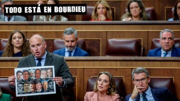 El portavoz del PP en el Congreso, Miguel Tellado, ense&ntilde;a una imagen con v&iacute;ctimas de ETA durante la sesi&oacute;n de control del 9 de octubre. 