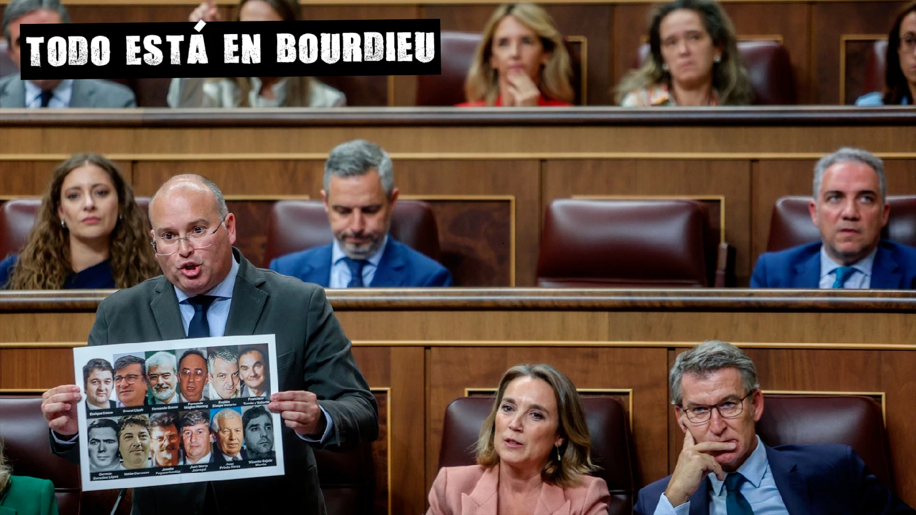 El portavoz del PP en el Congreso, Miguel Tellado, enseña una imagen con víctimas de ETA durante la sesión de control del 9 de octubre. 