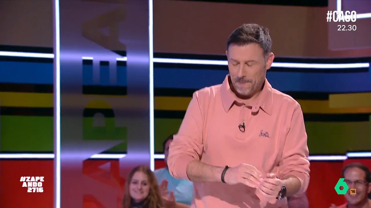 Dani Mateo aprovecha para pedir al zapeador que haga su mítico baile de la 'Vaina loca' de Van Damme. "Sabéis que es mi debilidad", confiesa Dani. 