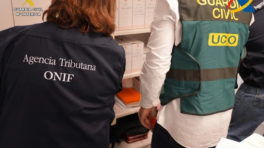 Desarticulada una organización que defraudó 133 millones en el IVA de hidrocarburos Agentes de la Guardia Civil y la Agencia Tributaria