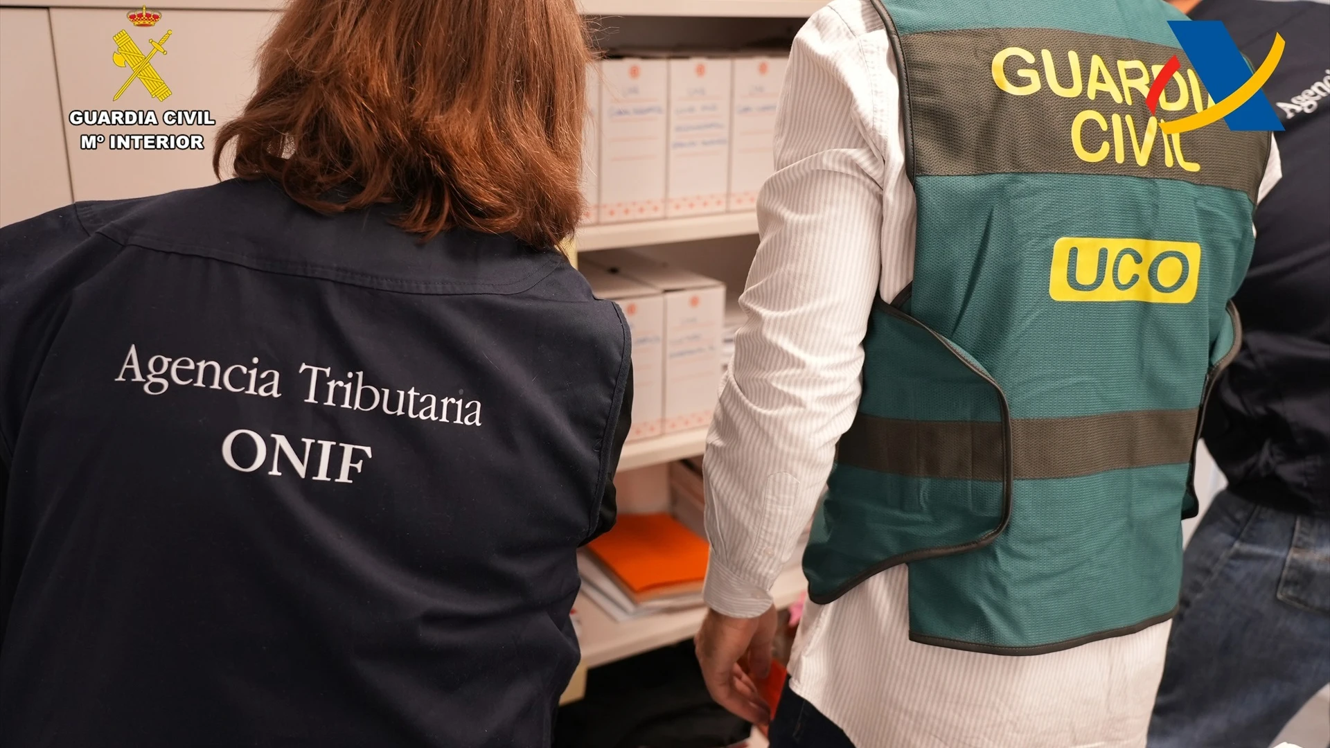 Agentes de la Guardia Civil y la Agencia Tributaria