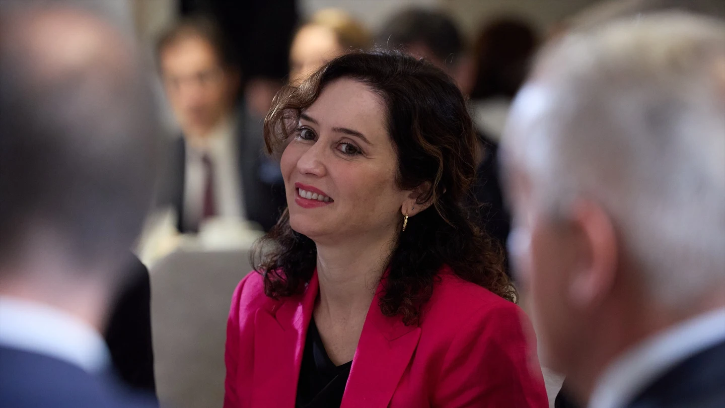 Ayuso responde a Sánchez: "Solo hace falta la B de Begoña para señalar la verdadera corrupción" Ayuso responde a Sánchez: "Solo hace falta la B de Begoña para señalar la verdadera corrupción"