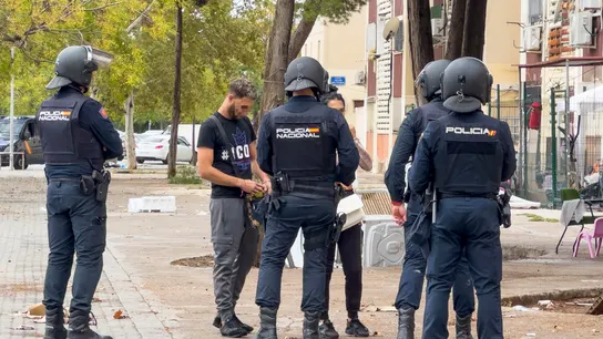 Una decena de detenidos en Las Tres Mil Viviendas de Sevilla tras el tiroteo del sábado Agentes de la Policía Nacional realizan controles a ciudadanos de las Tres Mil Viviendas (Sevilla)