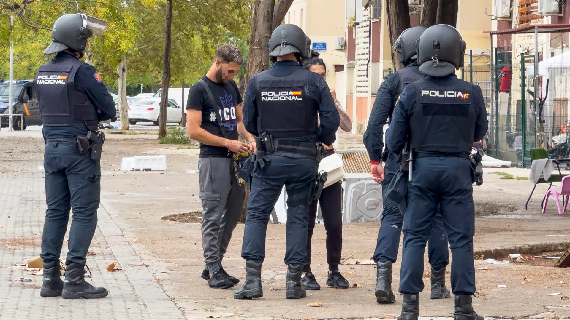 Agentes de la Policía Nacional realizan controles a ciudadanos de las Tres Mil Viviendas (Sevilla)