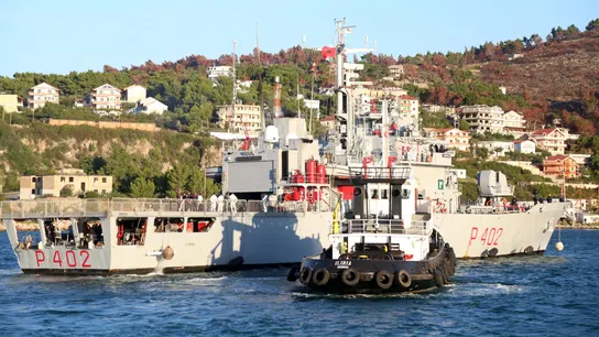 Un barco de la marina italiana que transportaba migrantes interceptados en aguas italianas llega a Shengjin, Albania, el 16 de octubre de 2024. Un barco de la marina italiana que transportaba migrantes interceptados en aguas italianas llega a Shengjin, Albania, el 16 de octubre de 2024.