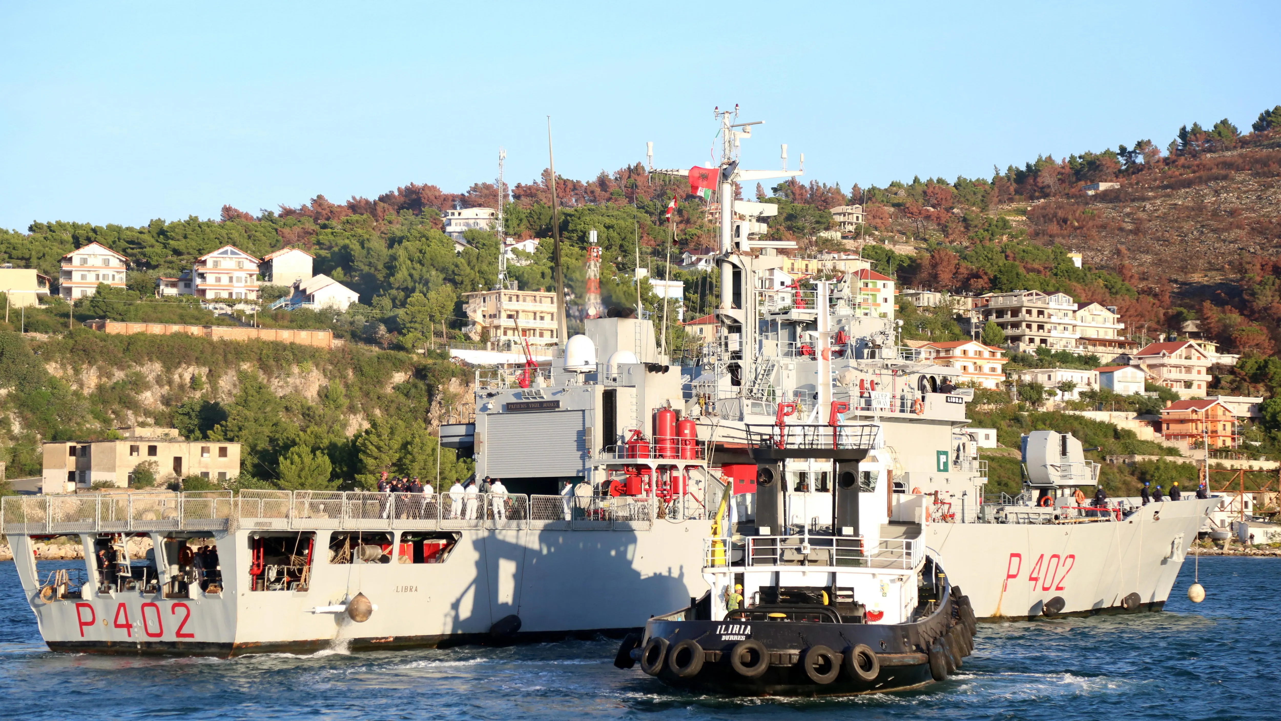 Un barco de la marina italiana que transportaba migrantes interceptados en aguas italianas llega a Shengjin, Albania, el 16 de octubre de 2024.