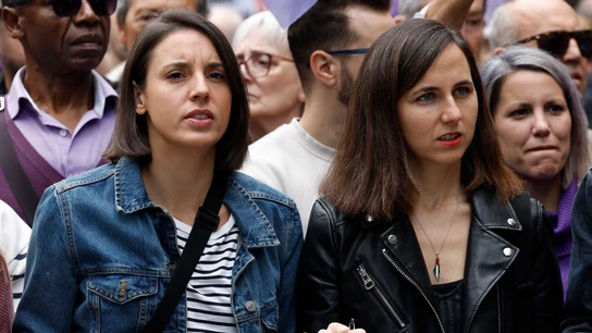 Ione Belarra e Irene Montero durante la manifestación por la vivienda as militantes de Podemos y exministras Ione Belarra e Irene Montero (i) durante la manifestación que bajo el lema 'Se acabó. Bajaremos los alquileres/ EFE/Chema Moya
