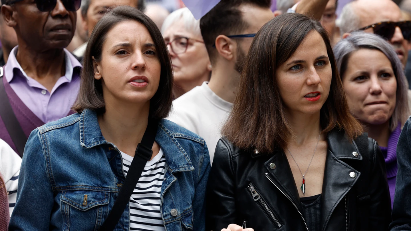 Ione Belarra e Irene Montero durante la manifestación por la vivienda as militantes de Podemos y exministras Ione Belarra e Irene Montero (i) durante la manifestación que bajo el lema 'Se acabó. Bajaremos los alquileres/ EFE/Chema Moya