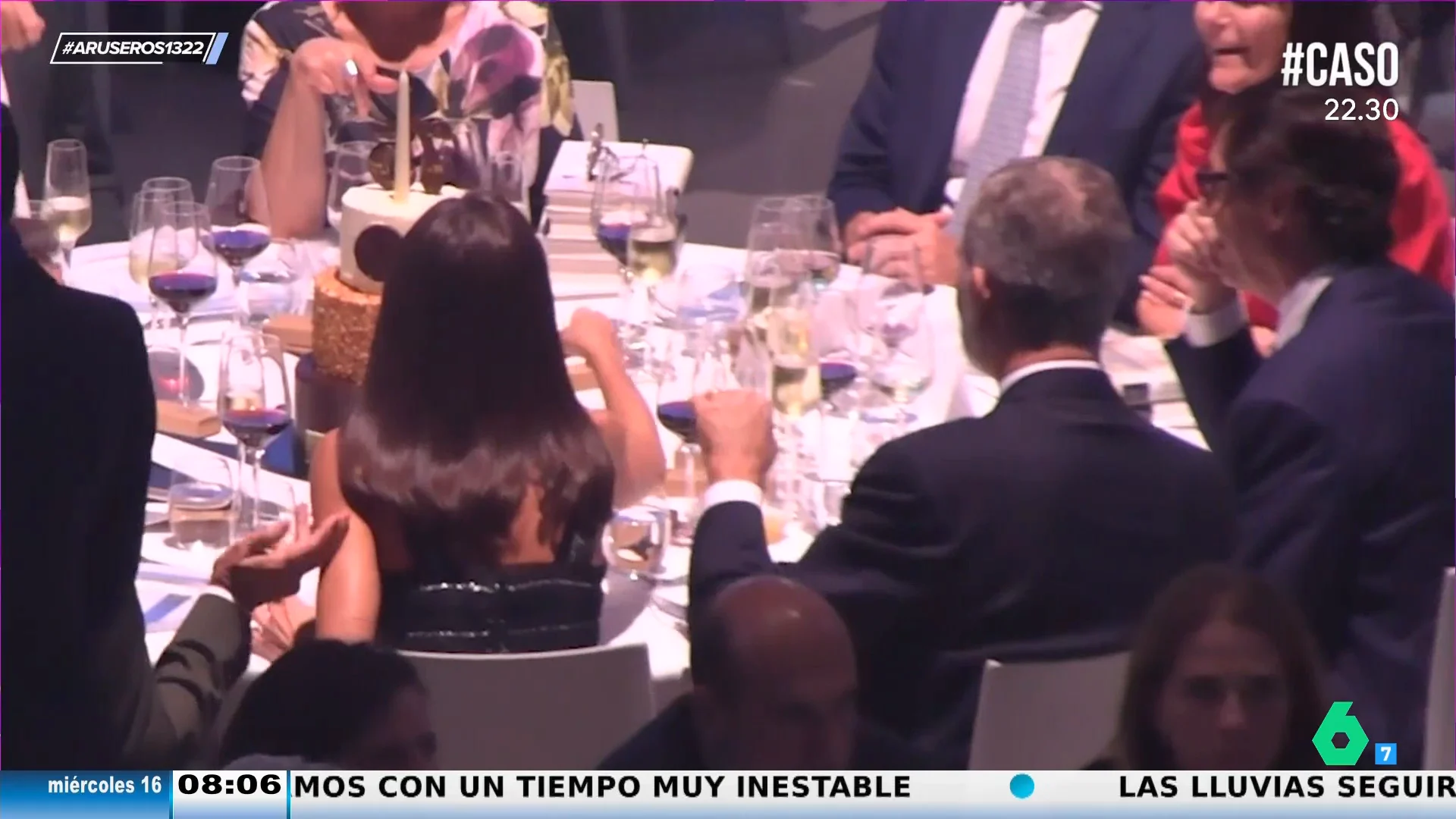 El divertido 'manotazo' del rey Felipe a la reina Letizia para evitar que corte la tarta en los Premios Planeta