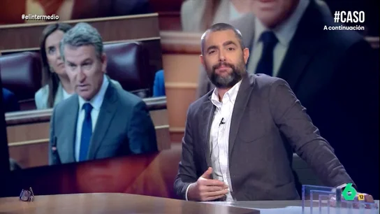 Dani Mateo desvela a quién le recuerda Alberto Núñez Feijóo sin gafas: "A Joaquín Reyes" El colaborador afirma que el líder popular "parece otra persona" cuando prescinde de este accesorio. "Si se quería sentir más joven, ¿no se podría haber hecho un tatuaje como hacemos los maduritos interesantes?", le sugiere.