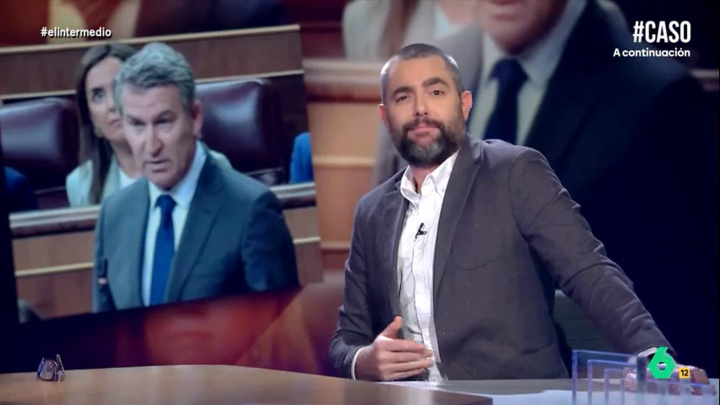 Dani Mateo desvela a quién le recuerda Alberto Núñez Feijóo sin gafas: "A Joaquín Reyes" El colaborador afirma que el líder popular "parece otra persona" cuando prescinde de este accesorio. "Si se quería sentir más joven, ¿no se podría haber hecho un tatuaje como hacemos los maduritos interesantes?", le sugiere.