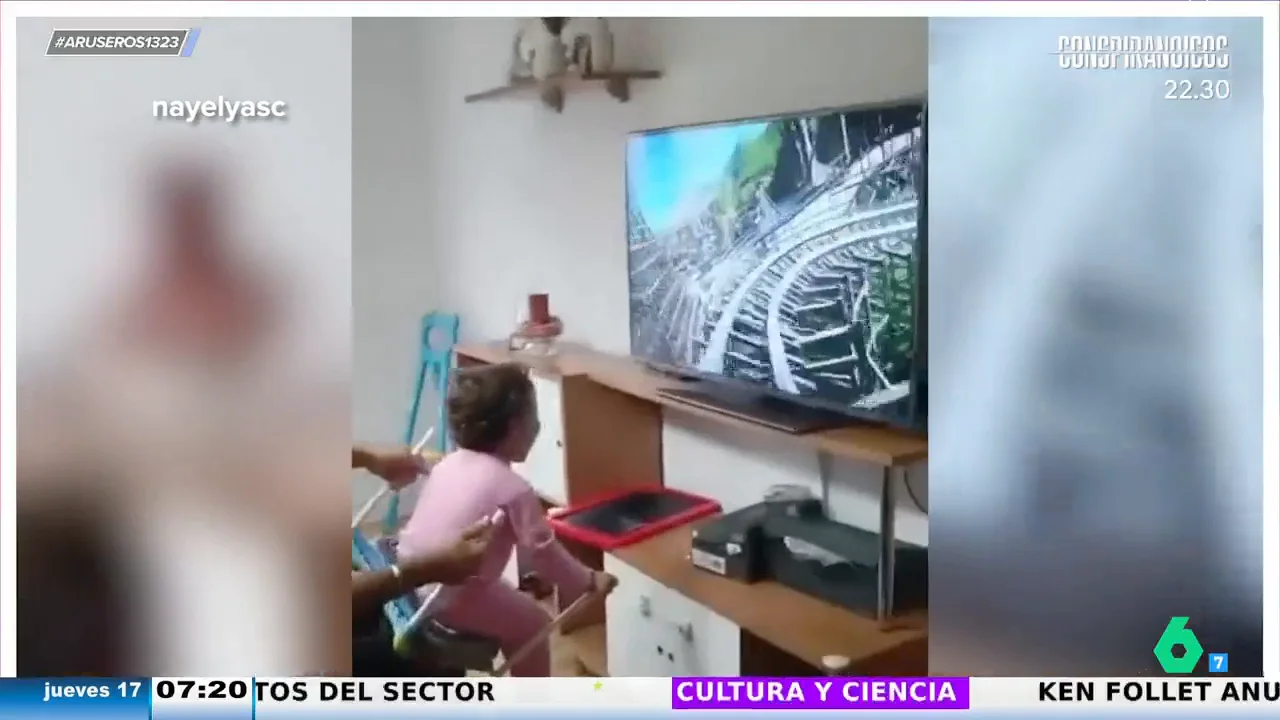 Un padre promete a su hija ir al parque de atracciones pero como llueve decide llevar la montaña rusa a casa