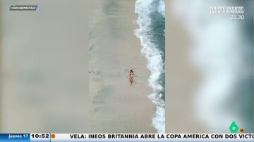 Una mujer es arrollada por una ola en una sesión de fotos en la playa: "Acaba rebozada en la arena"