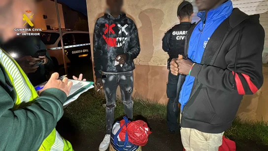 La Guardia Civil en el chalé en Villamediana, con 60 migrantes hacinados. La Guardia Civil en el chalé en Villamediana, con 60 migrantes hacinados.