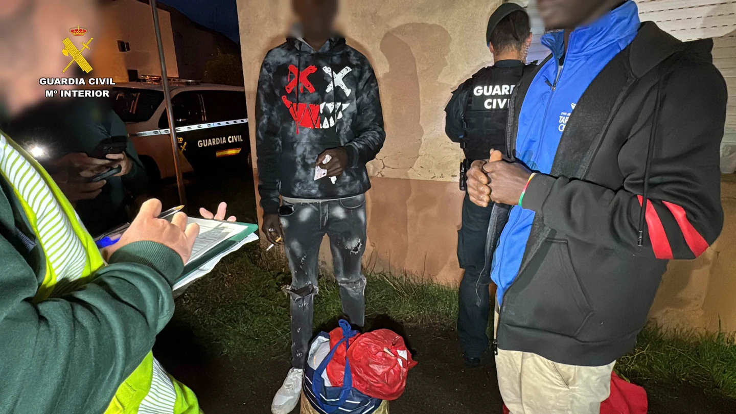La Guardia Civil en el chalé en Villamediana, con 60 migrantes hacinados. La Guardia Civil en el chalé en Villamediana, con 60 migrantes hacinados.