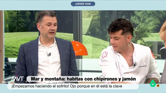 Iñaki López intenta "pillar" al chef Carlos Maldonado: "¿Las habas son verdura o legumbre?" "Aprovecho para preguntar ahora porque luego me va a pillar comiendo", le dice el presentador de Más Vale Tarde al chef, después de plantear su pregunta.