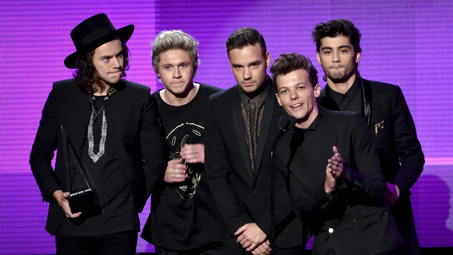 Harry Styles, Niall Horan, Liam Payne, Louis Tomlinson y Zayn Malik de One Direction aceptan el premio a la Banda/Dúo/Grupo de Pop/Rock Favorito en el escenario de los American Music Awards 2014 en el Nokia Theatre L. Harry Styles, Niall Horan, Liam Payne, Louis Tomlinson y Zayn Malik de One Direction aceptan el premio a la Banda/Dúo/Grupo de Pop/Rock Favorito en el escenario de los American Music Awards 2014 en el Nokia Theatre L.