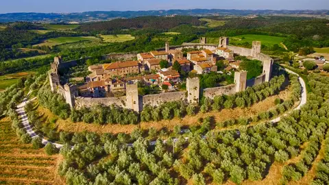 Monteriggioni, ciudad medieval de la Toscana, en Italia Monteriggioni, ciudad medieval de la Toscana, en Italia