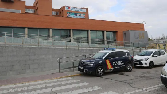 Imagen de archivo de un coche de Policía Nacional delante del hospital Príncipe de Asturias de Alcalá de Henares. Imagen de archivo de un coche de Policía Nacional delante del hospital Príncipe de Asturias de Alcalá de Henares.