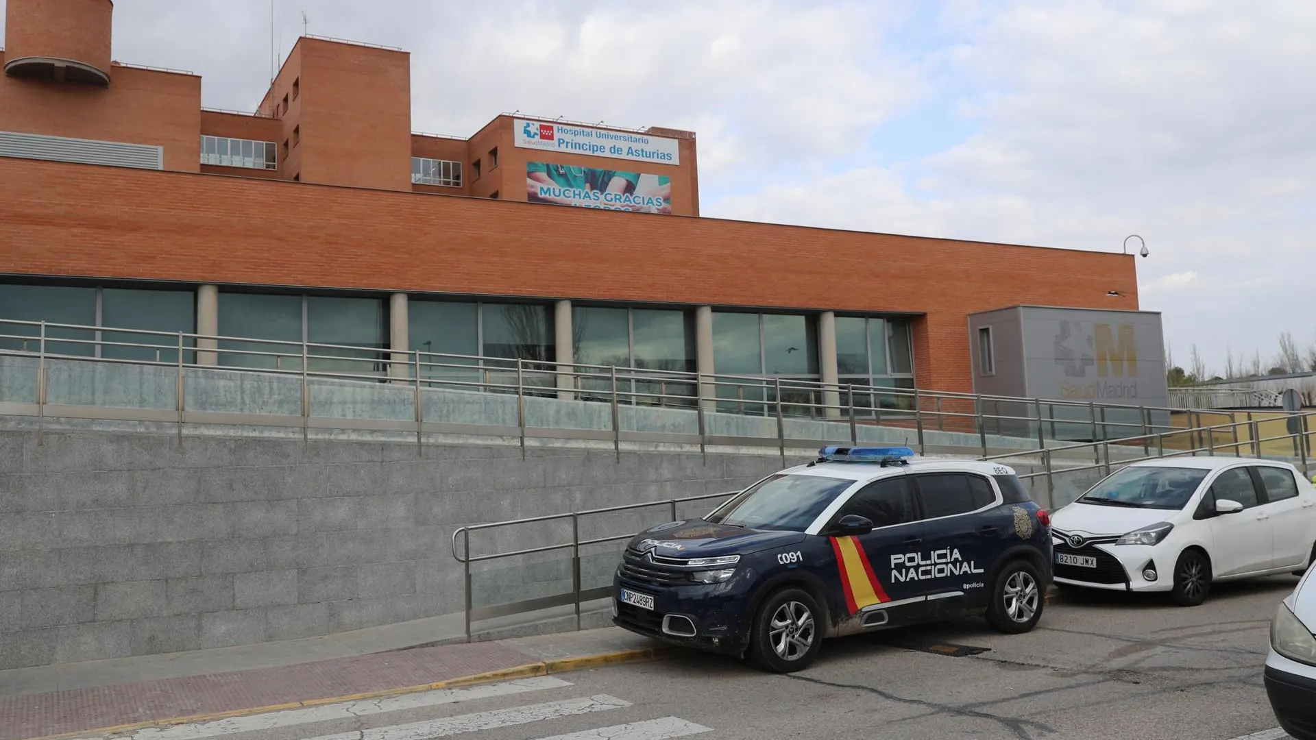 Imagen de archivo de un coche de Policía Nacional delante del hospital Príncipe de Asturias de Alcalá de Henares.