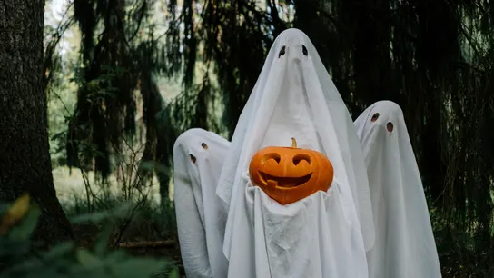 Tres personas disfrazadas de fantasmas. Tres personas disfrazadas de fantasmas.
