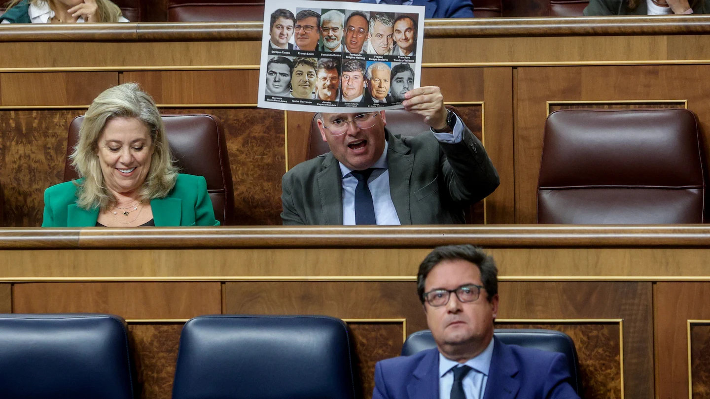 El portavoz parlamentario del PP, Miguel Tellado, muestra fotos de cargos socialistas asesinados por ETA en el Congreso El portavoz parlamentario del PP, Miguel Tellado, muestra fotos de cargos socialistas asesinados por ETA en el Congreso