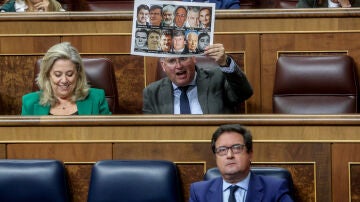 El portavoz parlamentario del PP, Miguel Tellado, muestra fotos de cargos socialistas asesinados por ETA en el Congreso