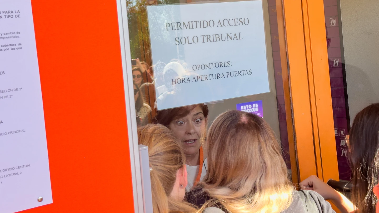 Opositores conversan con un examinador a la entrada del campus de Somosaguas tras el anuncio de la suspensión de las oposiciones de RTVE. Opositores conversan con un examinador a la entrada del campus de Somosaguas tras el anuncio de la suspensión de las oposiciones de RTVE.