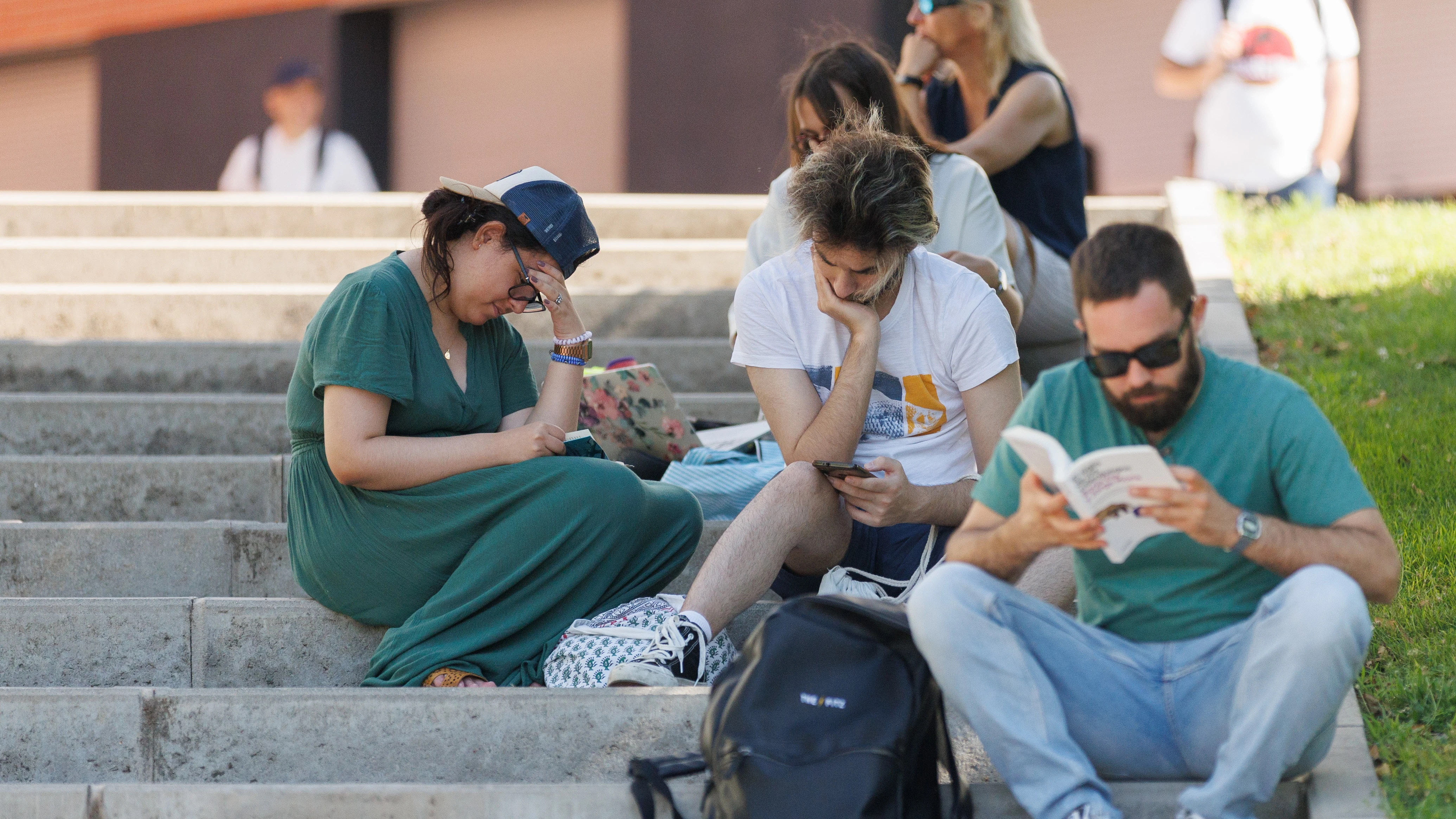 Estudiantes antes de entrar en la PAU.