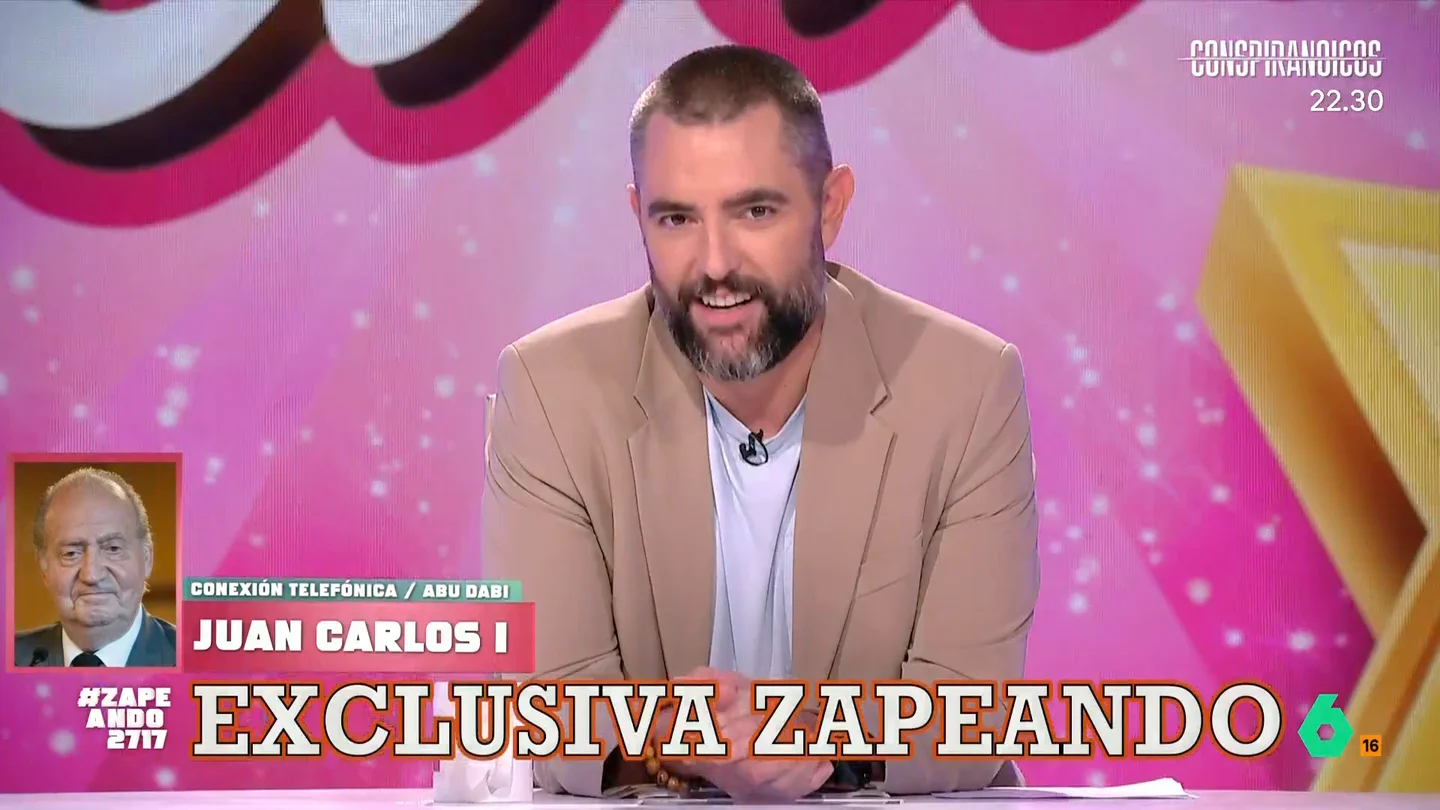 El 'rey Juan Carlos I' 'llama' al teléfono de aludidos de Zapeando: "Quiero volver a trabajar" El 'emérito' contacta con el programa para intentar fichar a Cristina Pedroche y convertirse en su nuevo representante. ¿Aceptará la zapeadora el ofrecimiento del 'monarca'?