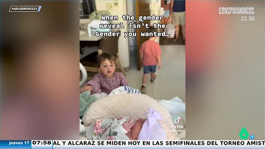 Un niño sale decepcionado de la habitación donde está su madre tras enterarse de que el bebé es niña Un niño sale decepcionado de la habitación donde está su madre tras enterarse de que el bebé es niña
