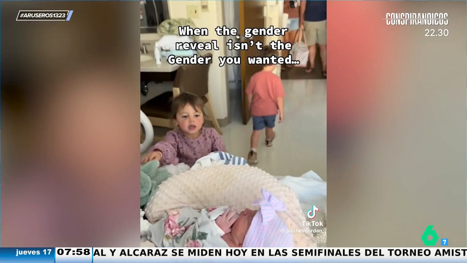 Un niño sale decepcionado de la habitación donde está su madre tras enterarse de que el bebé es niña