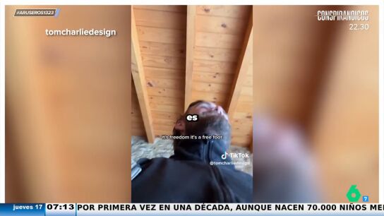 Un tiktoker ingl&eacute;s intenta convencer a dos espa&ntilde;oles para que usen chanclas con calcetines: "Es fashion"